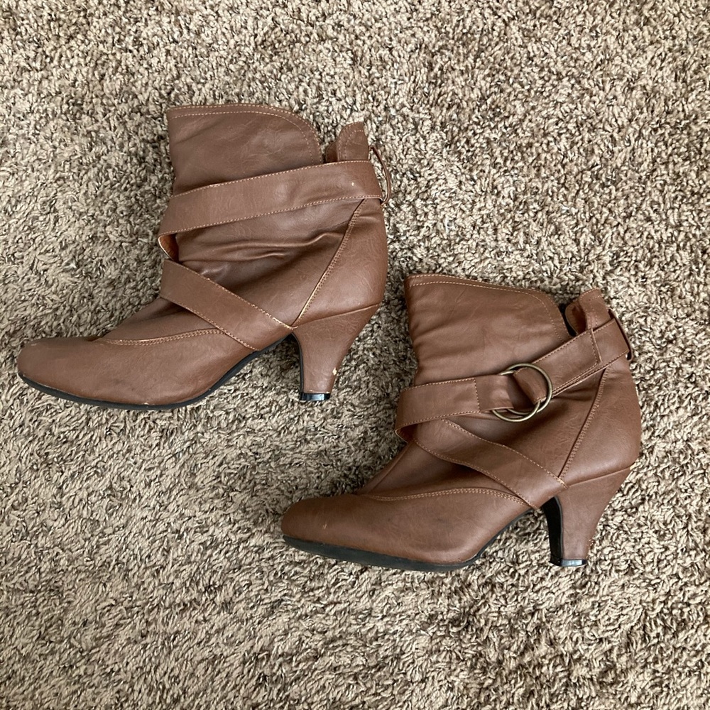 Short heeled booties with buckle